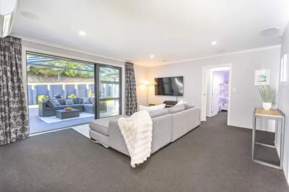 Photos of 291 Lakes Boulevard