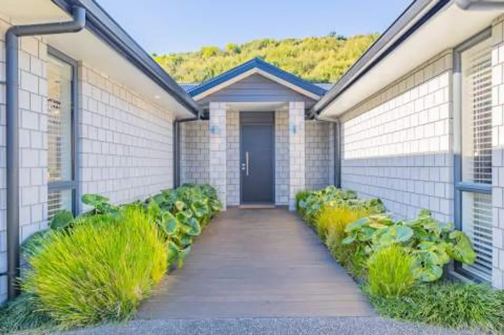 Photos of 291 Lakes Boulevard