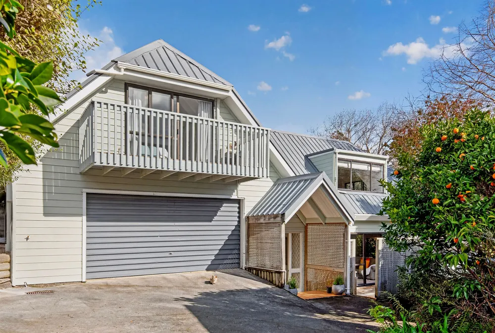Photos of 24C Charles Dickens Drive