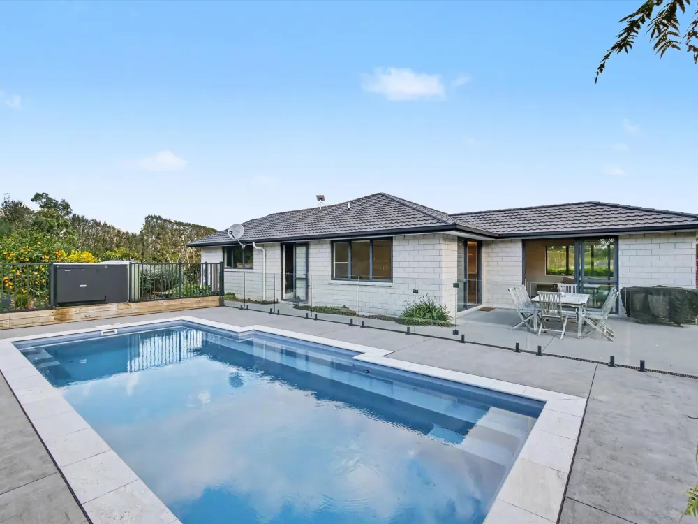 Photos of 640 Esdaile Road