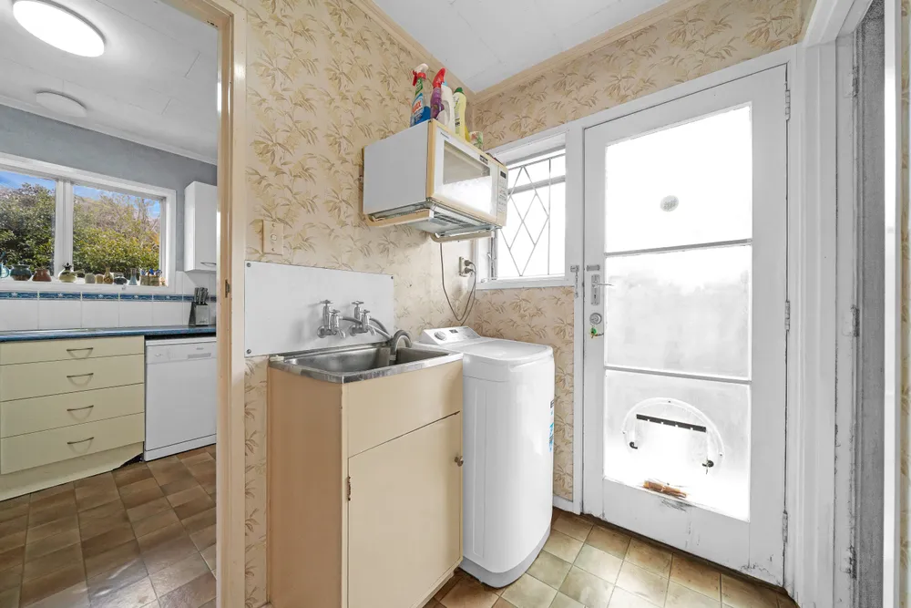 Photos of 1A Barrie Avenue
