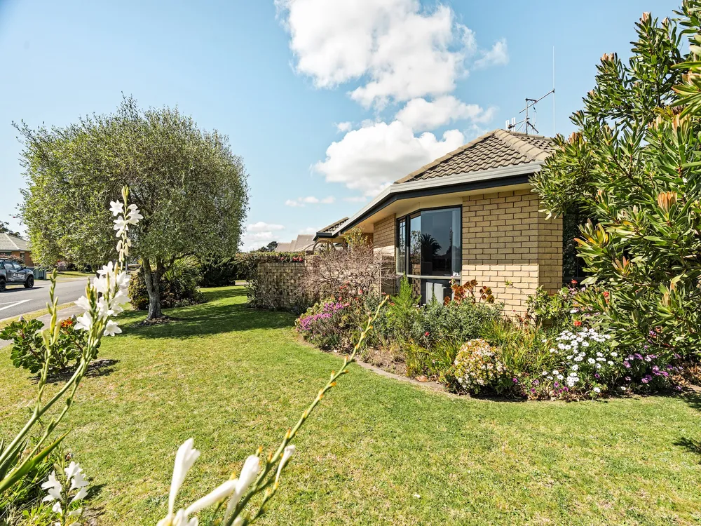 Photos of 2 Luculia Drive