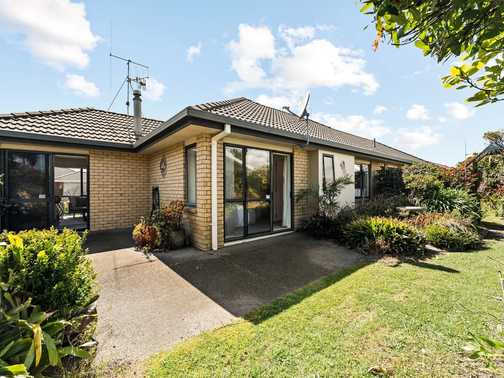 Photos of 2 Luculia Drive