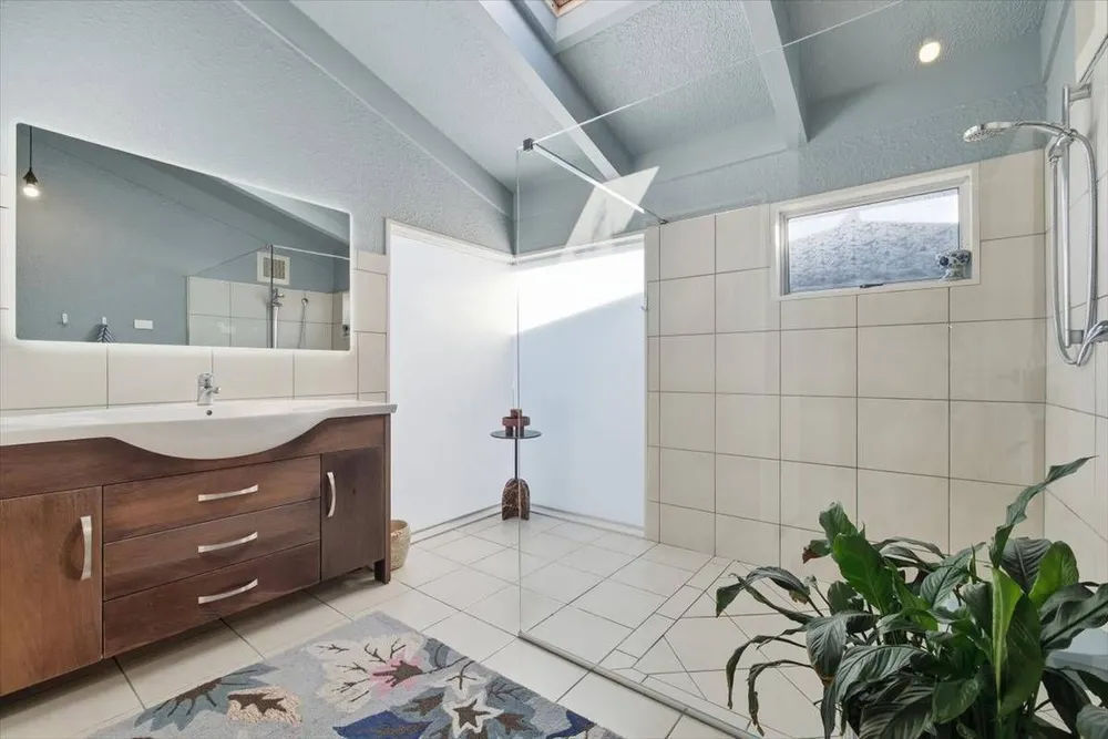 Photos of 18B Levers Road