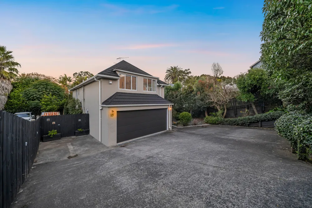 Photos of 19 Abbotts Way