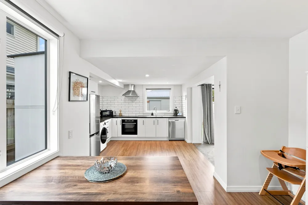 Photos of 17 Bletsoe Avenue