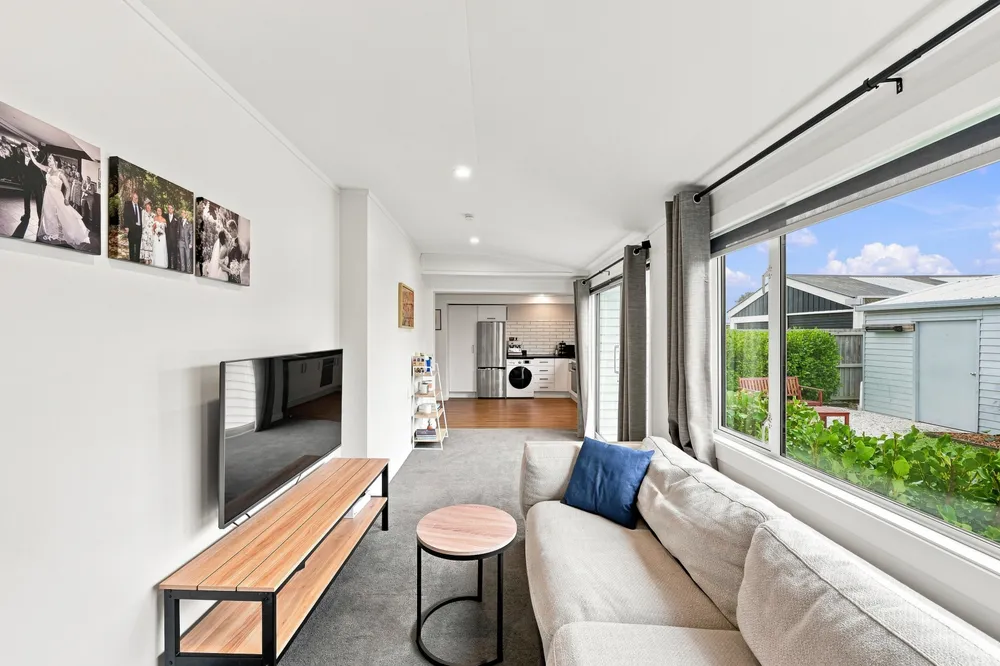 Photos of 17 Bletsoe Avenue