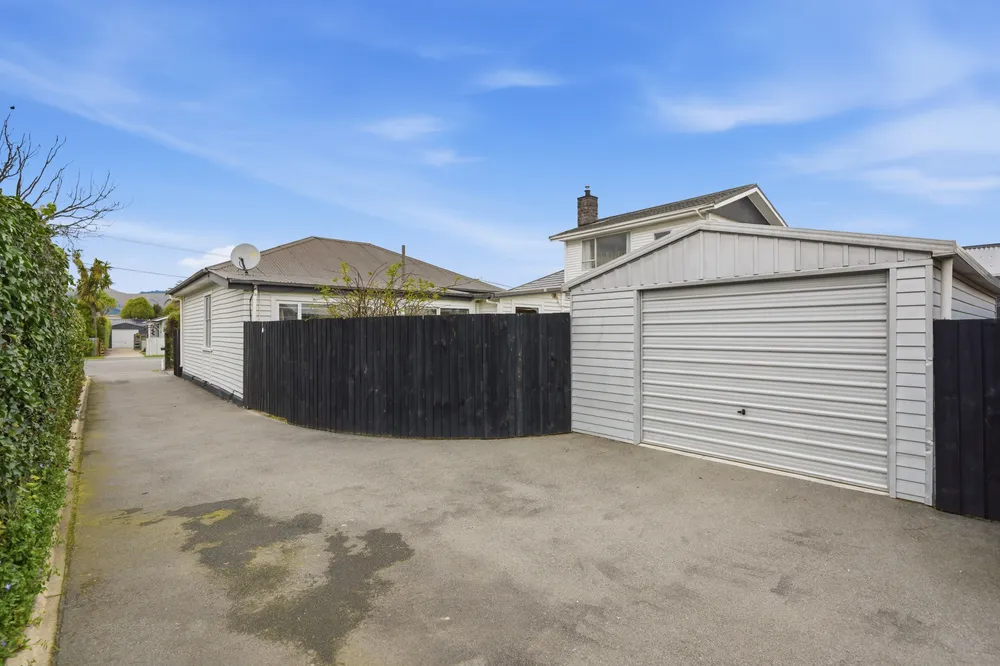 Photos of 17 Bletsoe Avenue