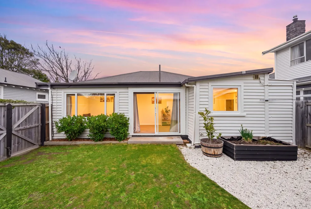 Photos of 17 Bletsoe Avenue