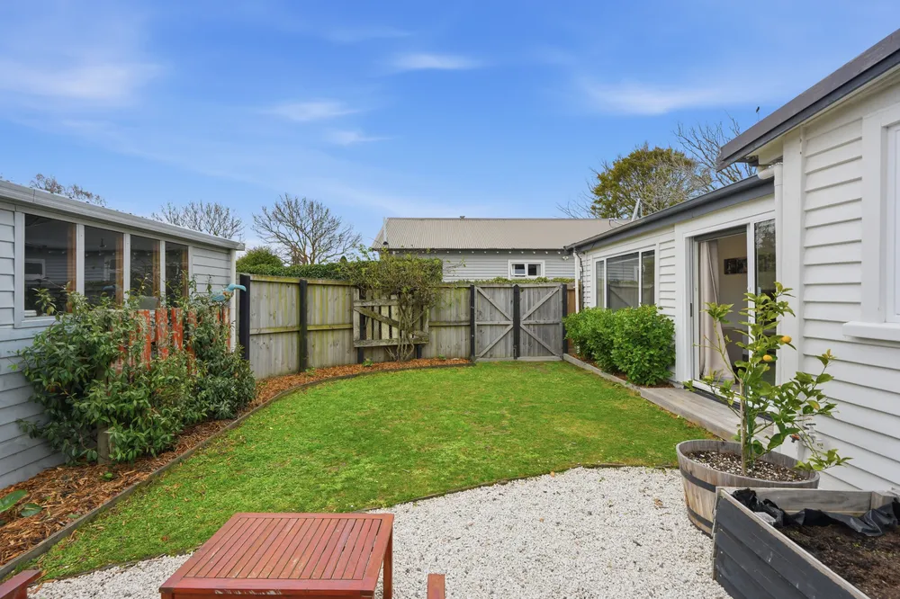 Photos of 17 Bletsoe Avenue