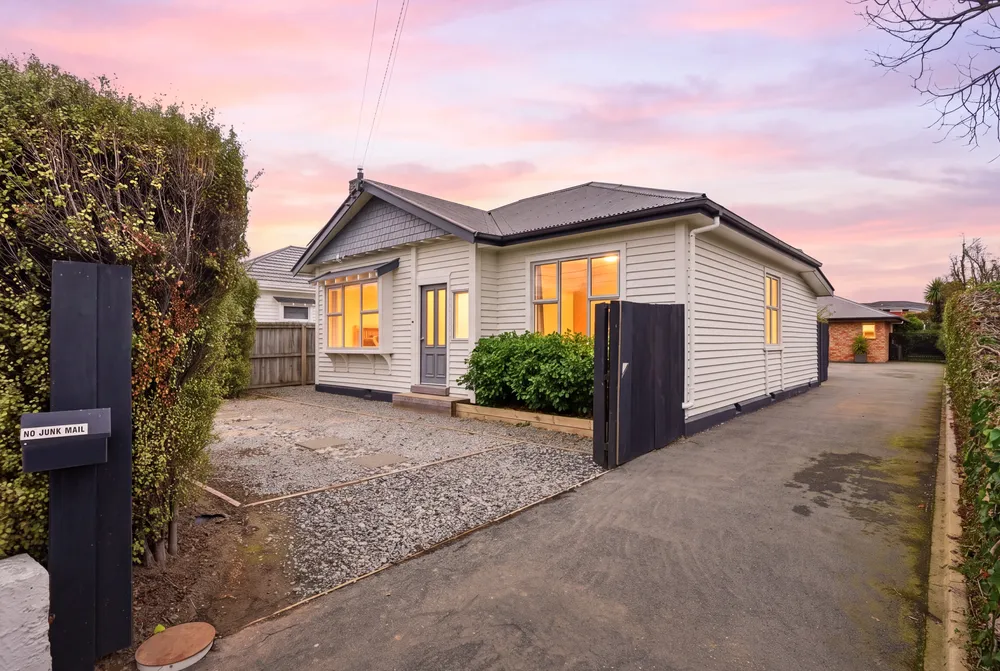 Photos of 17 Bletsoe Avenue