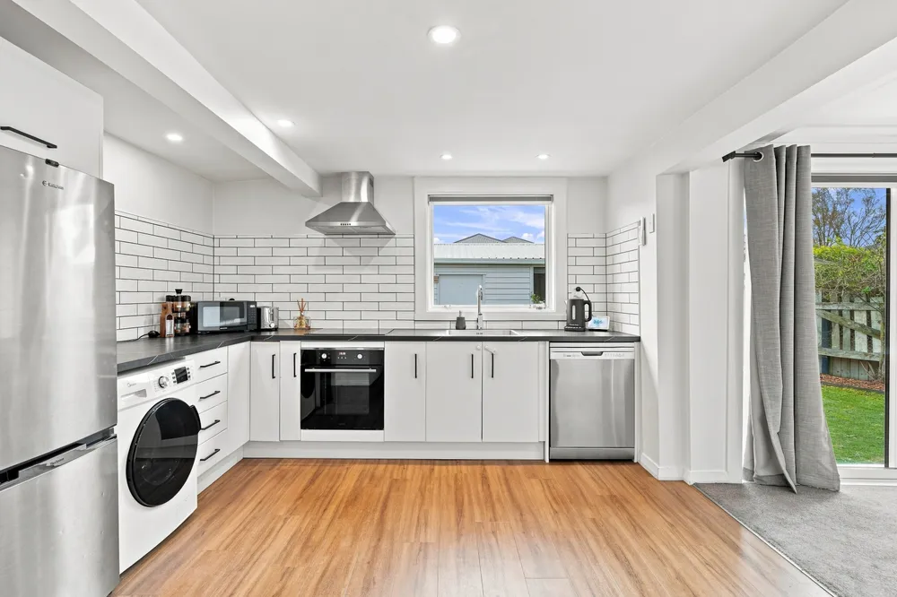 Photos of 17 Bletsoe Avenue
