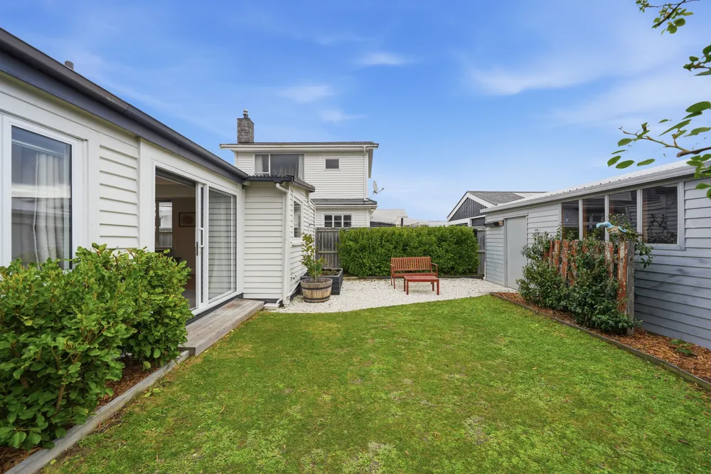 Photos of 17 Bletsoe Avenue