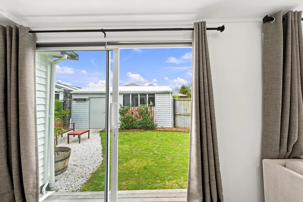 Photos of 17 Bletsoe Avenue
