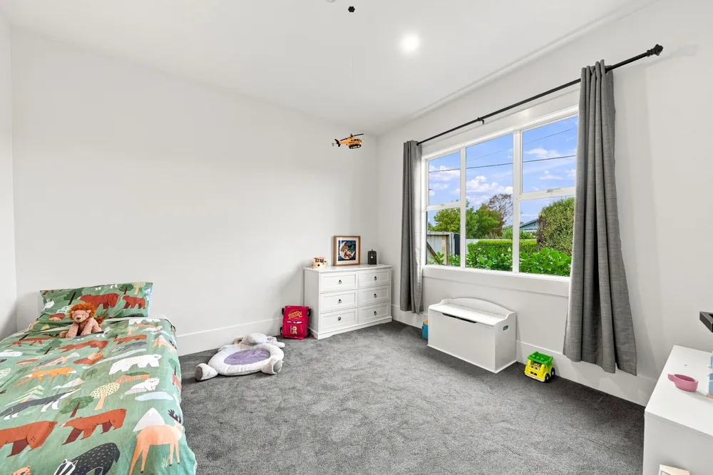 Photos of 17 Bletsoe Avenue