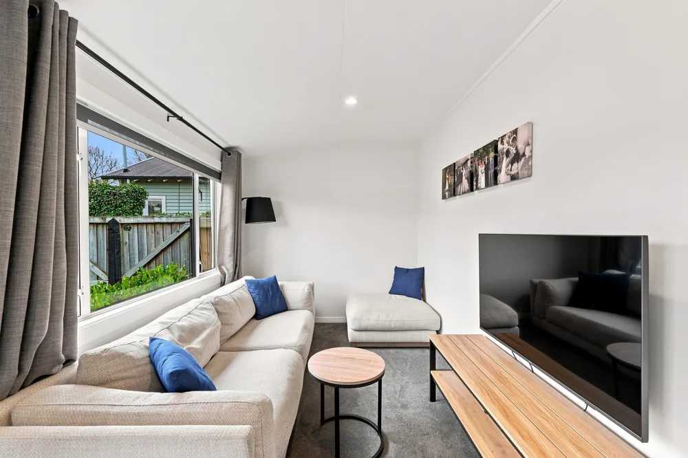 Photos of 17 Bletsoe Avenue