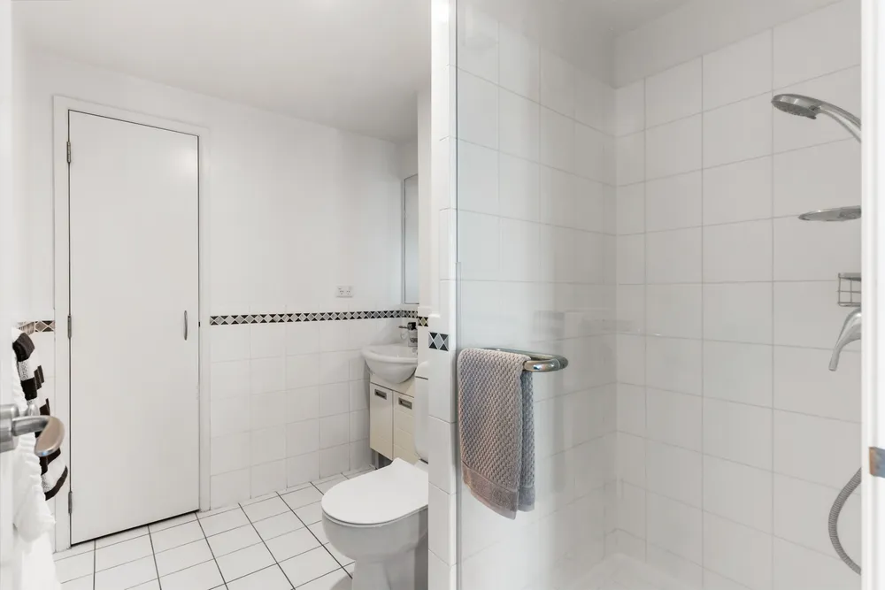 Photos of 3E/8 Howe Street