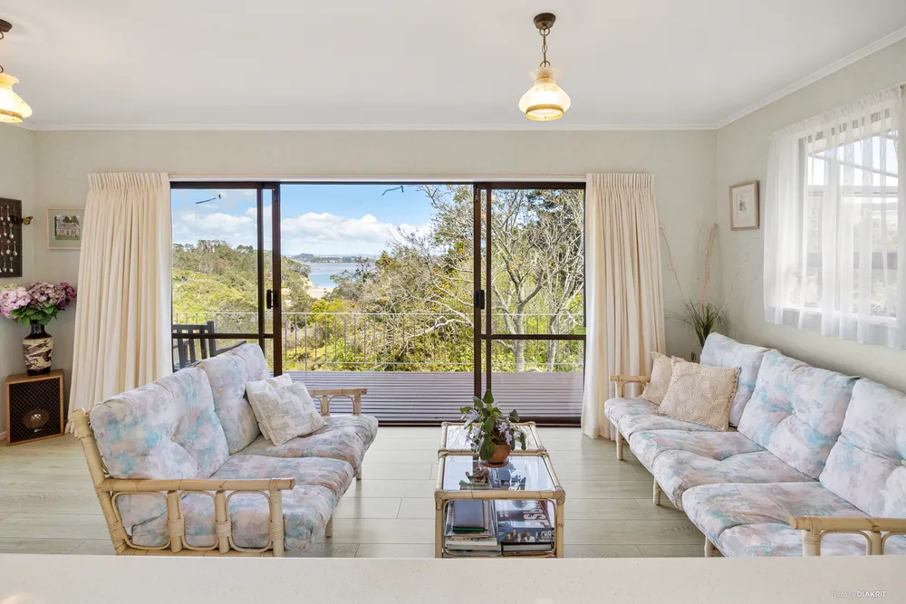 Photos of 52 Canberra Avenue