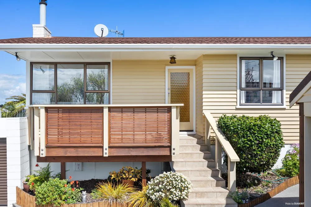 Photos of 52 Canberra Avenue