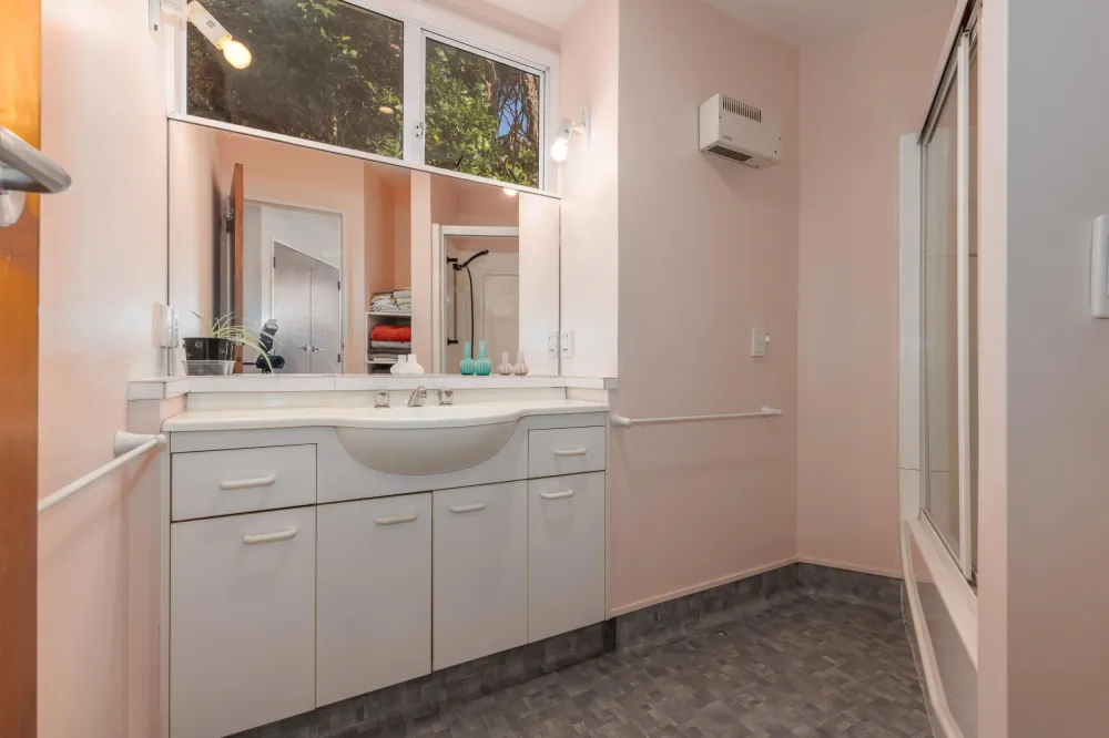 Photos of 32 Paremata Crescent
