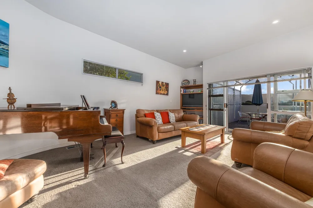 Photos of 32 Paremata Crescent