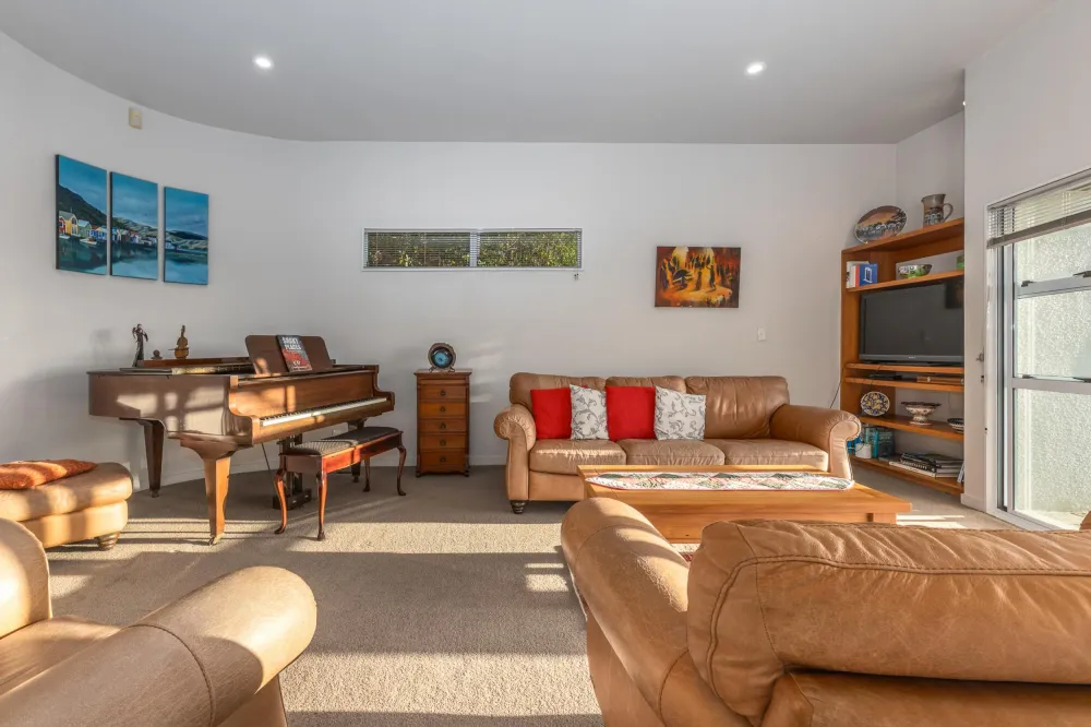 Photos of 32 Paremata Crescent