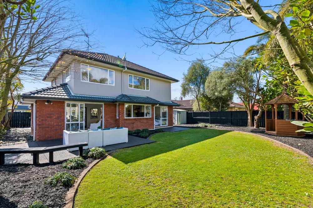 Photos of 11 Earlshall Drive