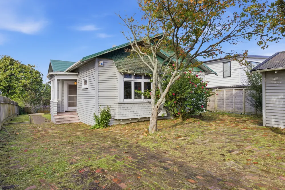 Photos of 180 Surrey Crescent