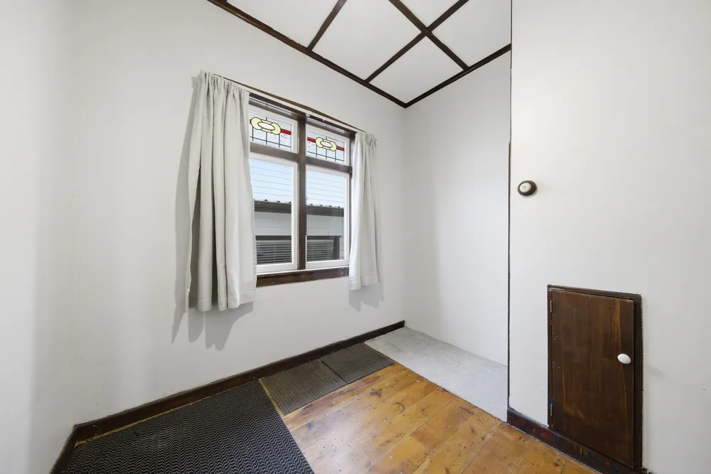 Photos of 180 Surrey Crescent