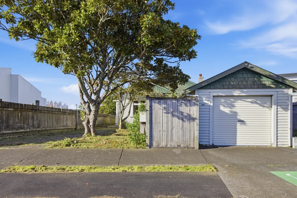 Photos of 180 Surrey Crescent