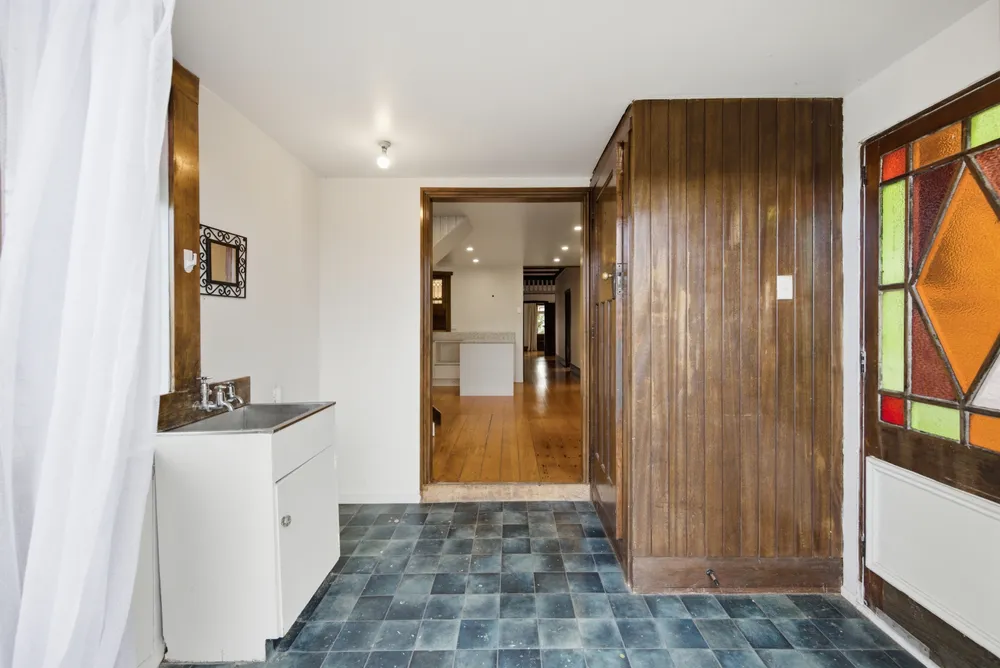 Photos of 180 Surrey Crescent