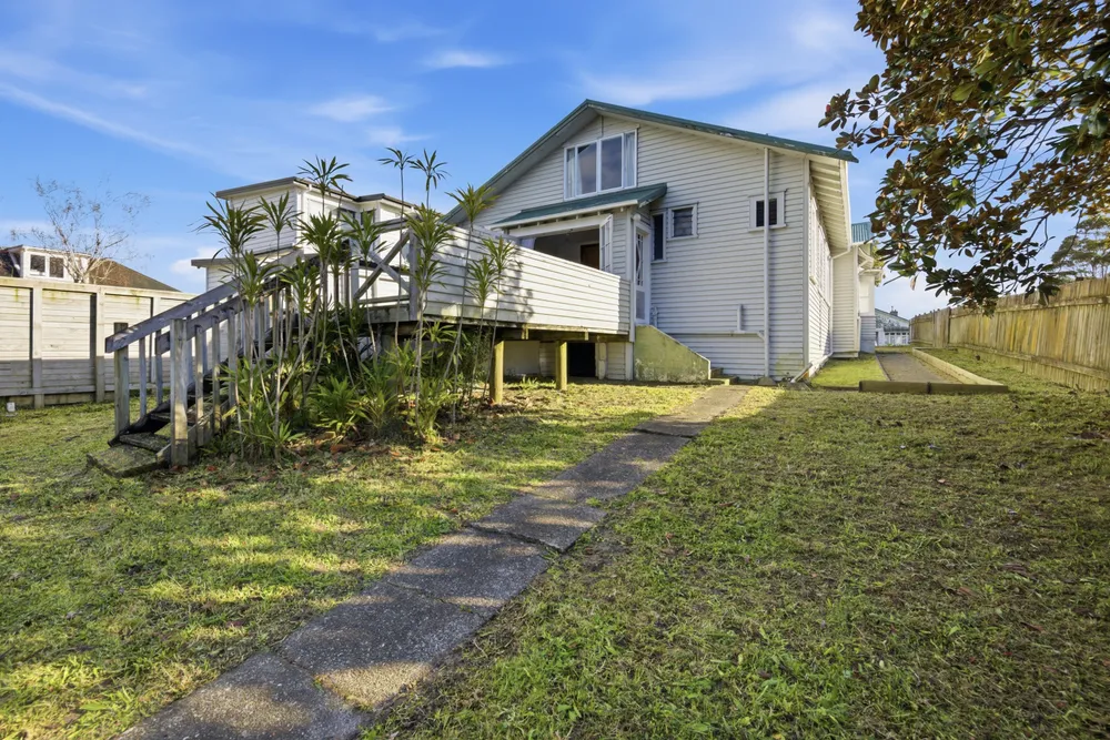 Photos of 180 Surrey Crescent