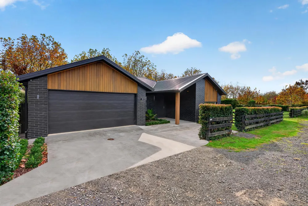 Photos of 122c Monument Road