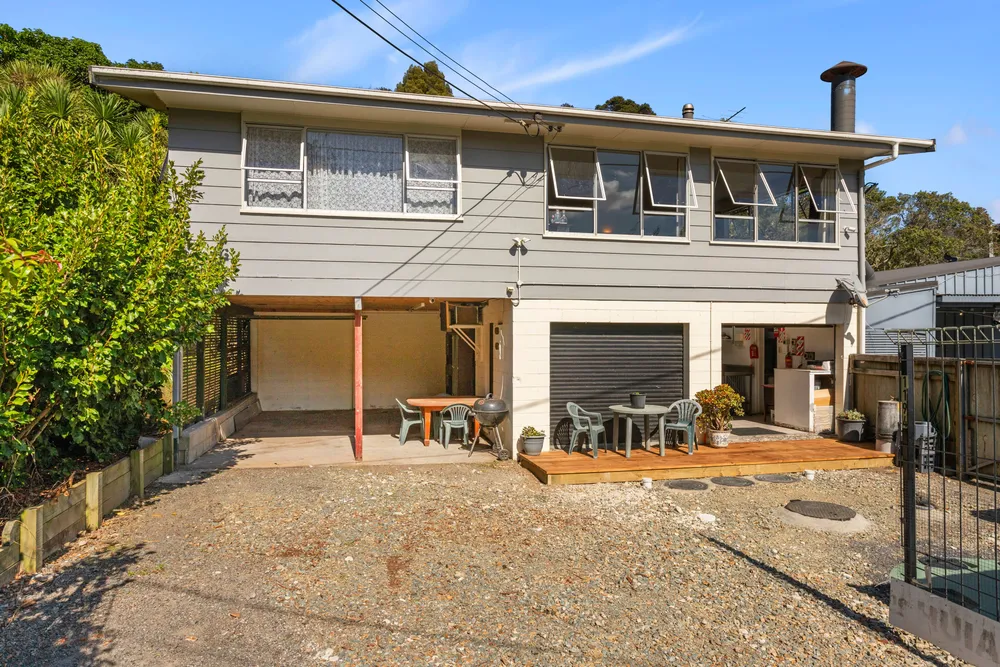 Photos of 1194 Huia Road