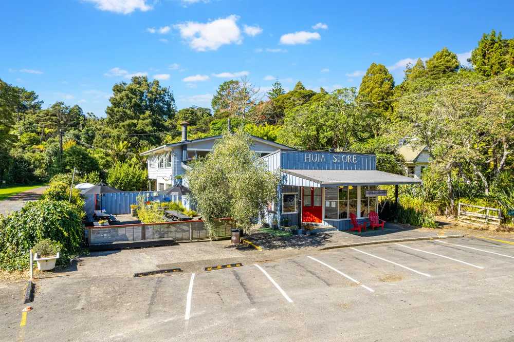 Photos of 1194 Huia Road