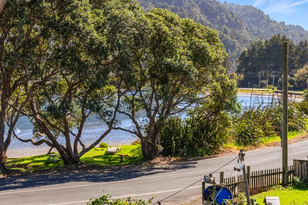 Photos of 1194 Huia Road