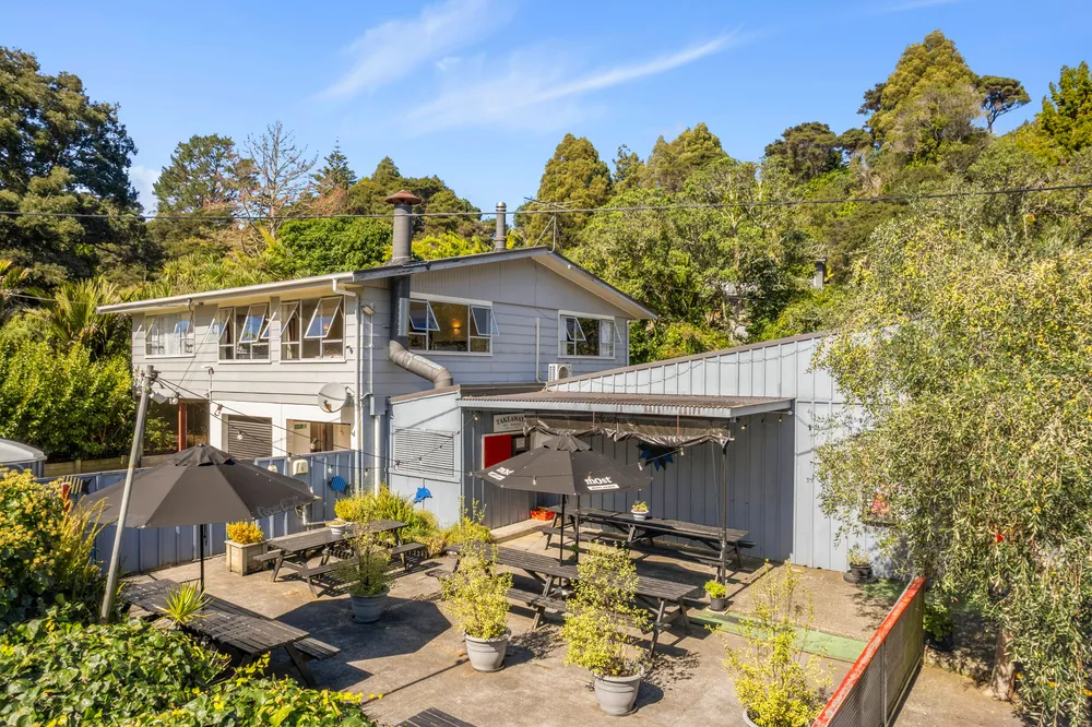 Photos of 1194 Huia Road