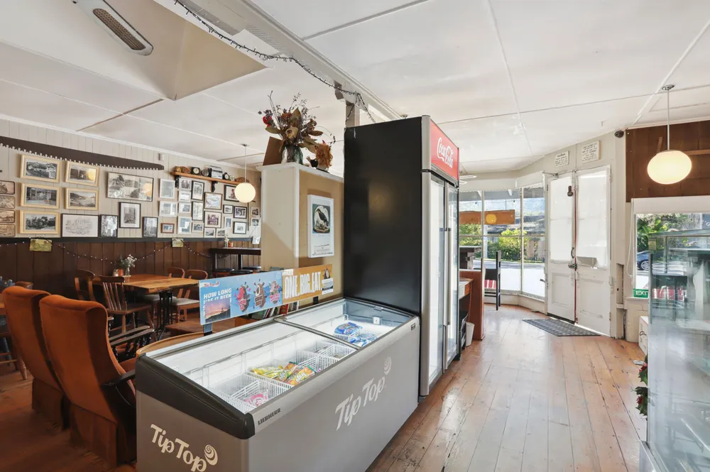 Photos of 1194 Huia Road