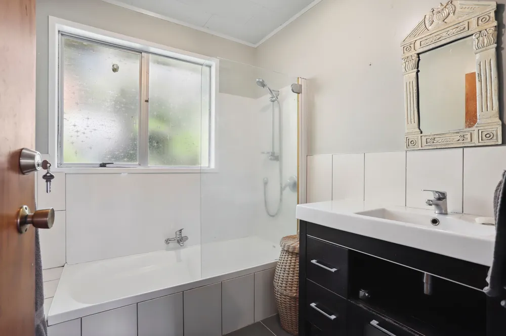 Photos of 1194 Huia Road