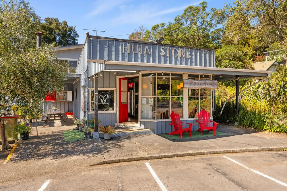 Photos of 1194 Huia Road