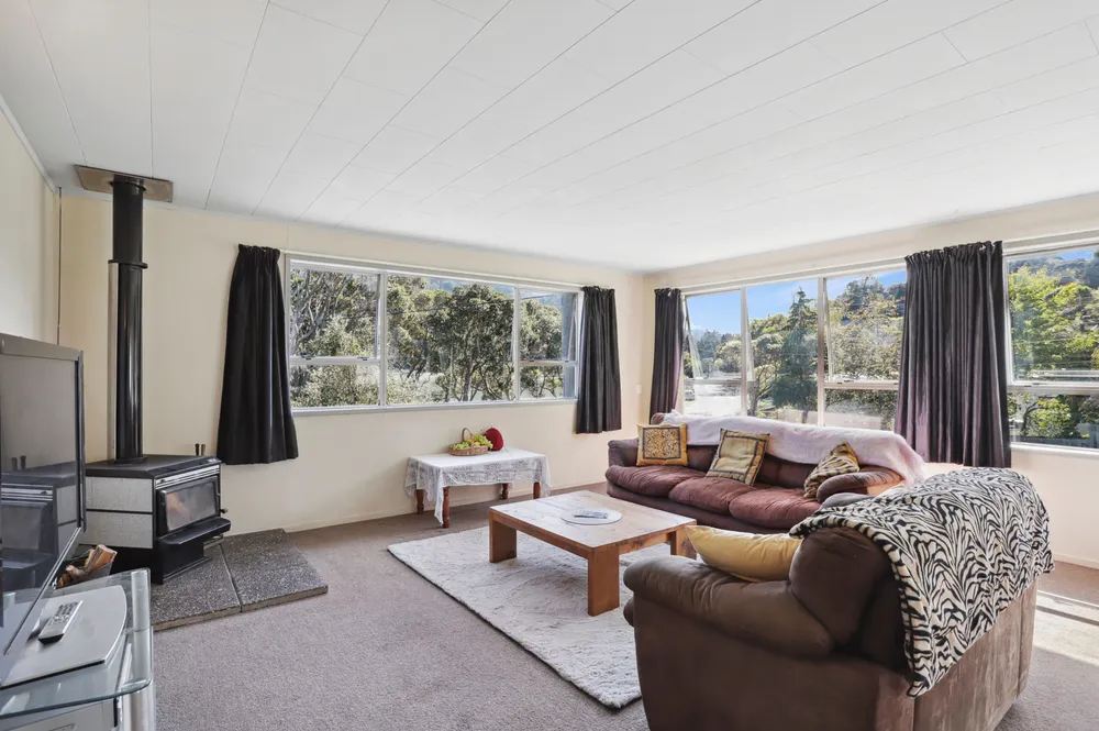 Photos of 1194 Huia Road