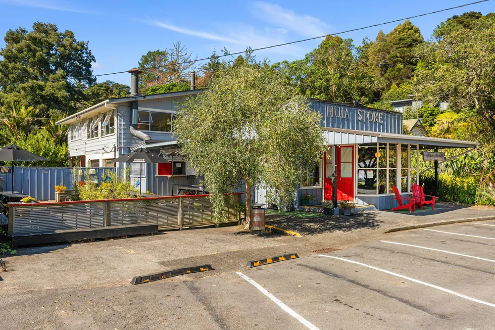 Photos of 1194 Huia Road