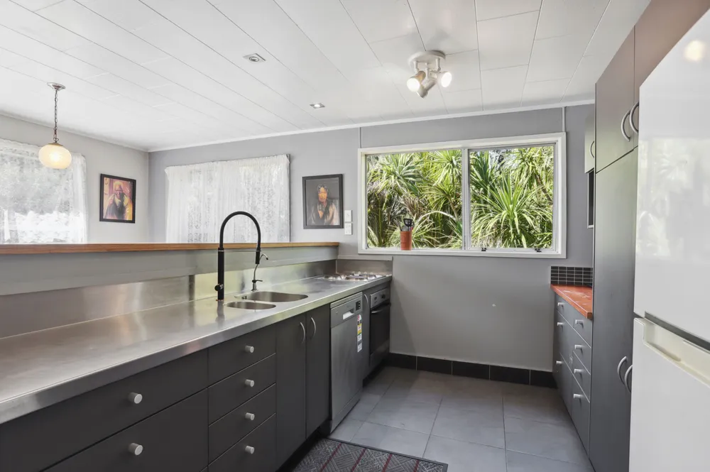 Photos of 1194 Huia Road