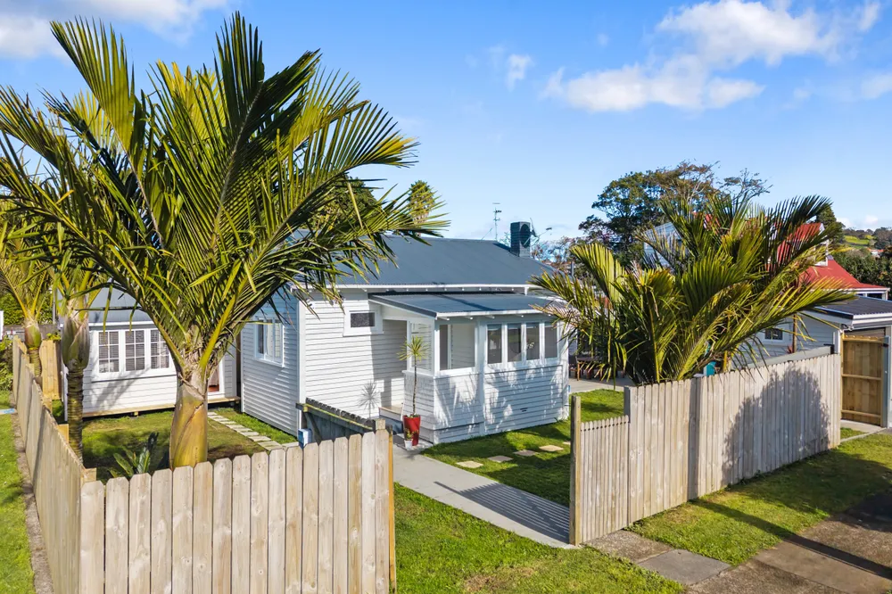 Photos of 51 Fowlds Avenue