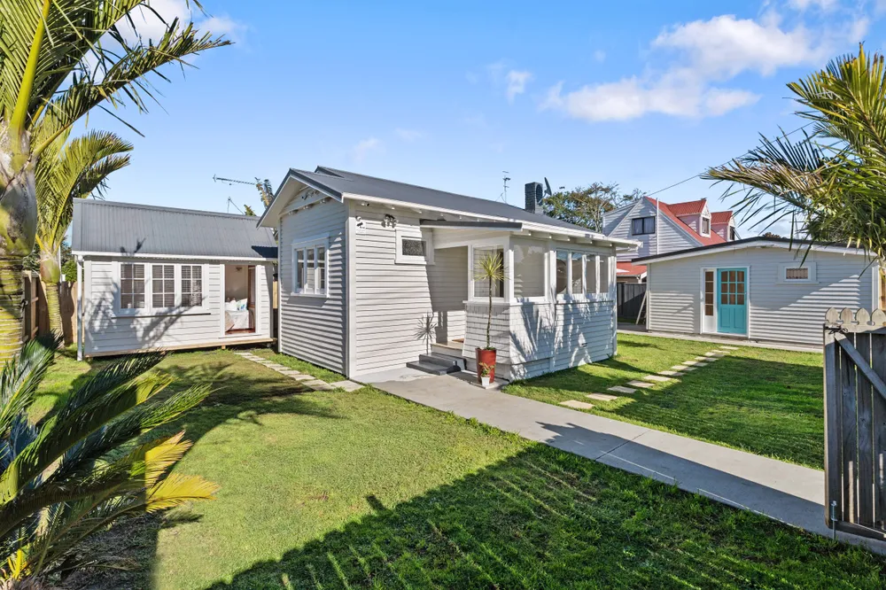 Photos of 51 Fowlds Avenue