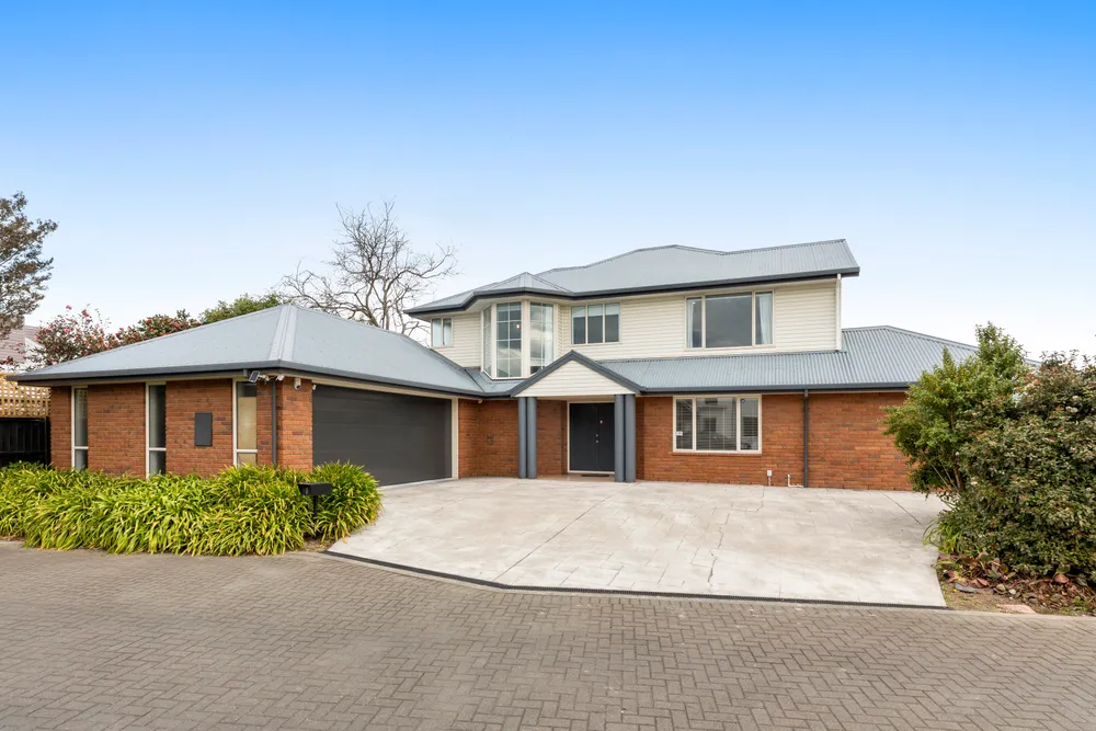 Photos of 1 Oaktree Lane
