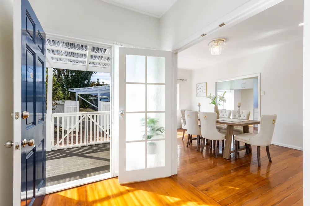Photos of 1042 Great North Road