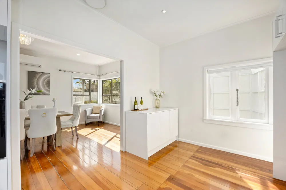Photos of 1042 Great North Road