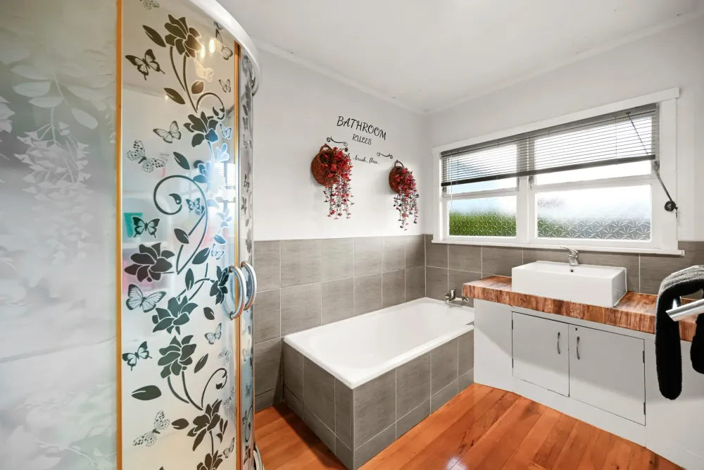 Photos of 121 Comries Road