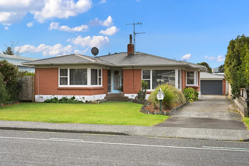 Photos of 121 Comries Road